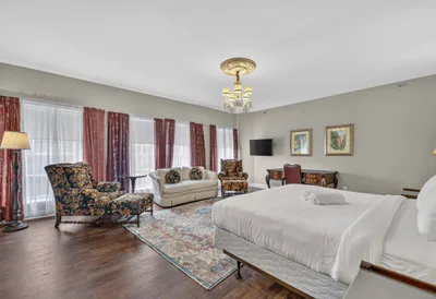 Luxury 1 King guestroom