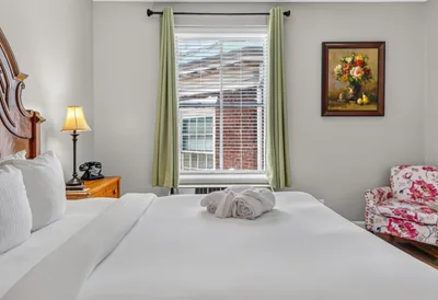 Luxury 1 Queen guestroom