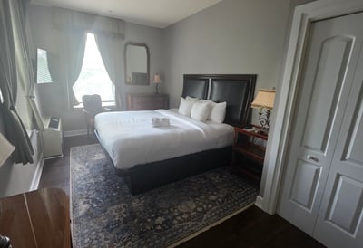 Junior Suite 1 King guestroom