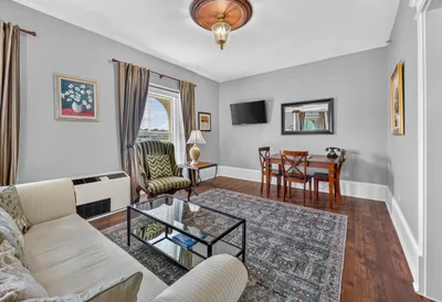 Suite 2 Queens living area