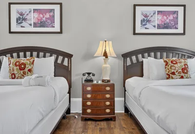 Suite 2 Queens guestroom