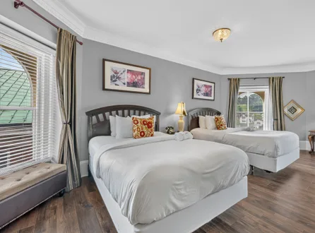 Suite 2 Queens
