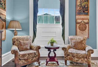 Superior 1 Queen guestroom